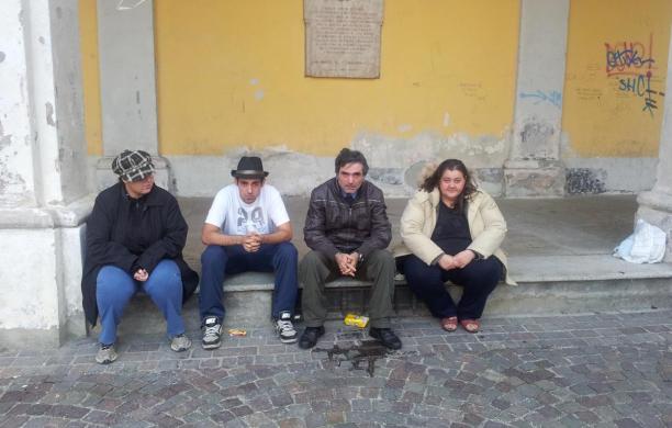 Accampati sotto il municipio per chiedere una casa