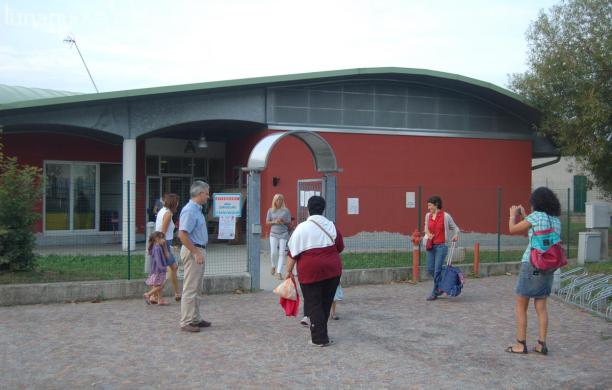 Due cantonieri comunali all'opera nelle scuole