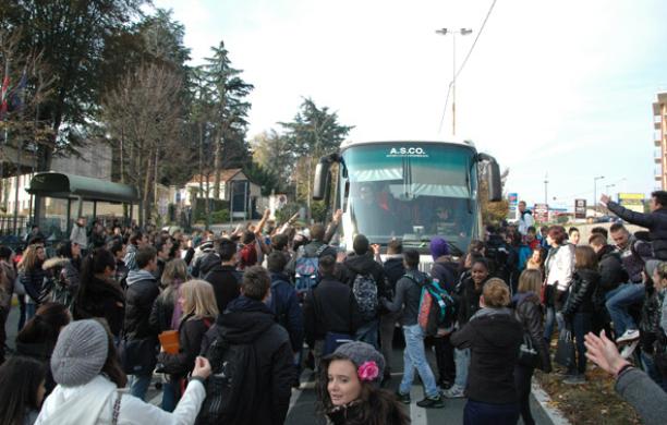 Cade il controsoffitto, si scatena la rabbia degli studenti