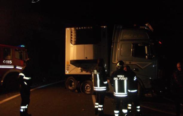 Il camion rimane in bilico sul ponte