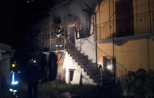Brucia una casa in piazza Giordano Velino