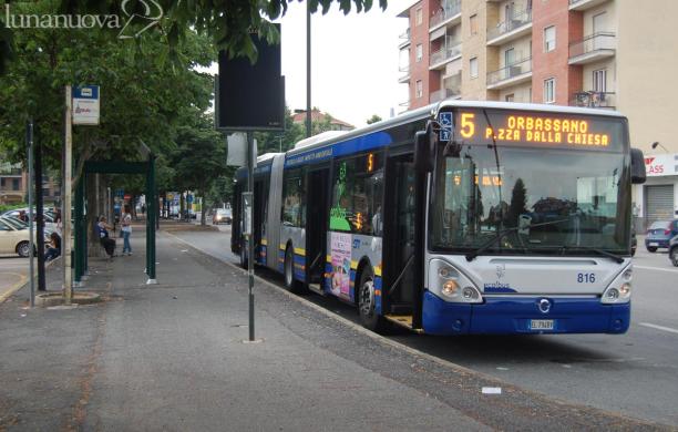 Una mattinata da far west alla fermata dell'autobus