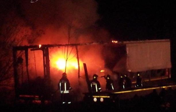 Fuoco e paura nella notte all'ex Roatta