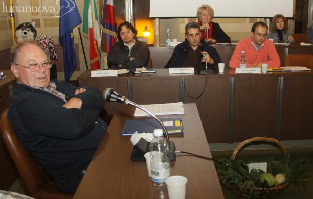 Lacrimogeni a San Giuliano, caos in aula