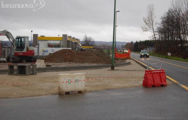 Cantieri in via Piossasco per pista ciclabile e parcheggio