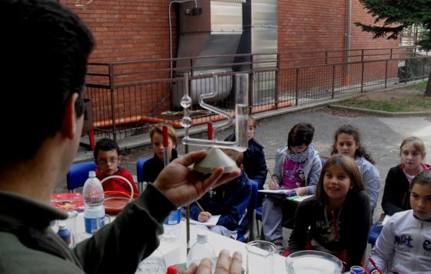 Il liceo Curie apre i laboratori all'elementare Cervi