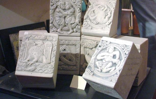 La serie di ceramiche di Della Betta ispirate al Portale dello Zodiaco della Sacra
