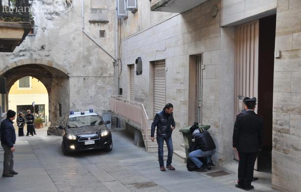 Donna spara sul creditore e poi si uccide
