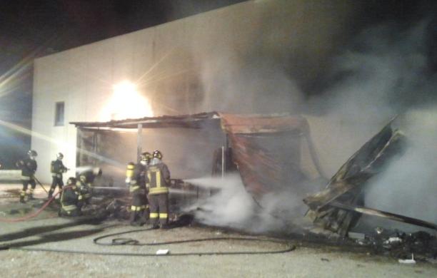 In fiamme la tettoia di un capannone industriale
