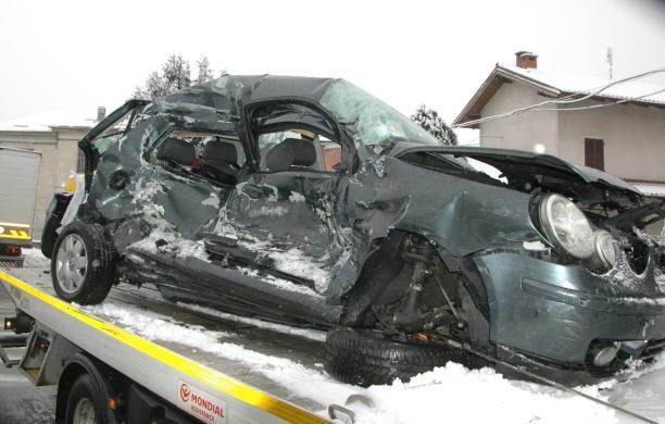 Auto contro camion: è grave al Cto