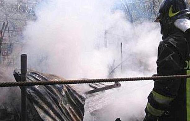 Ustionato nella baracca in fiamme