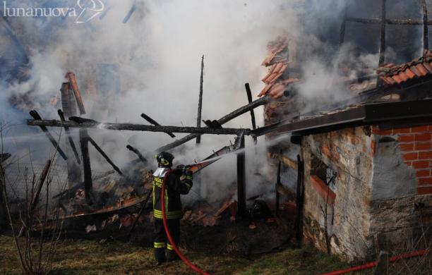 Malpasso, una casa divorata dal fuoco