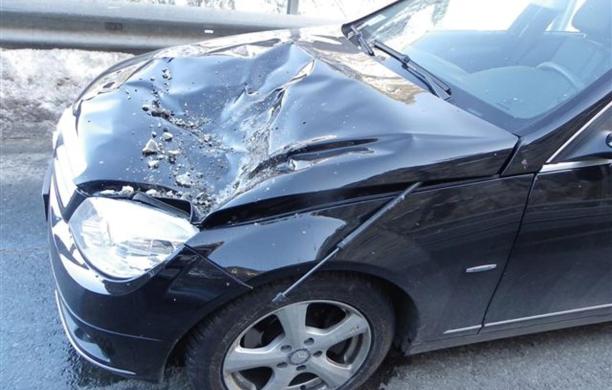 Masso precipita sul cofano di un'auto