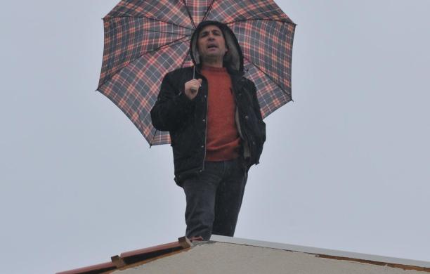 Lo stipendio non arriva e l'operaio sale sul tetto