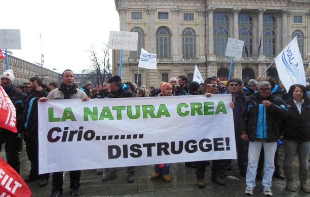 In marcia con gli addetti agli impianti da sci