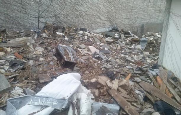 Rifiuti al cimitero, c'è anche una bara