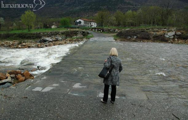 Giovane allevatore muore travolto in automobile dal fiume in piena