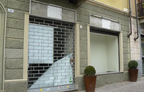 Via Piol, saracinesche giù per la crisi