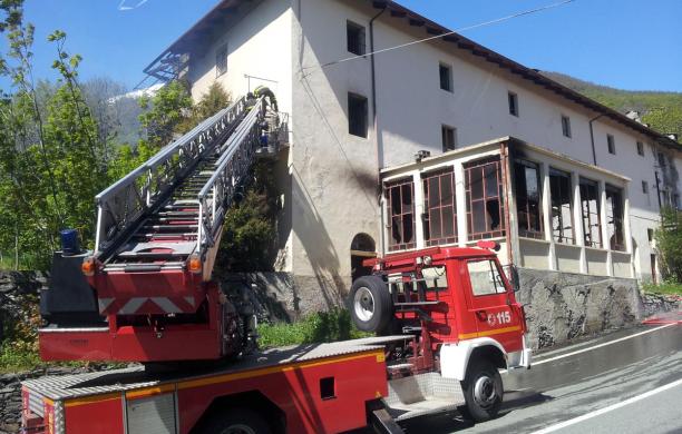 Venaus, lo storico albergo distrutto dalle fiamme