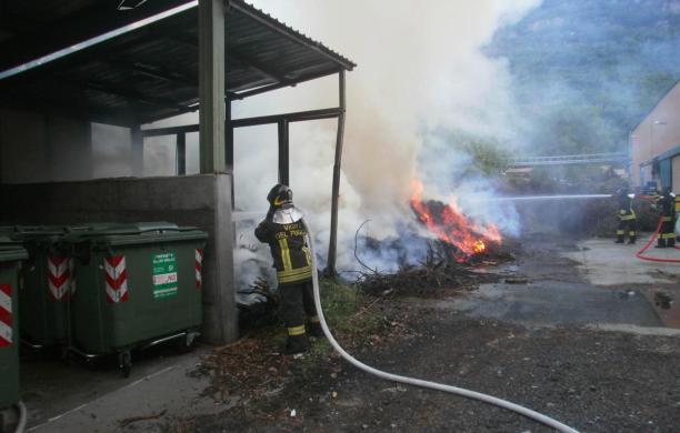 Altra baita in fiamme, montagna nel mirino