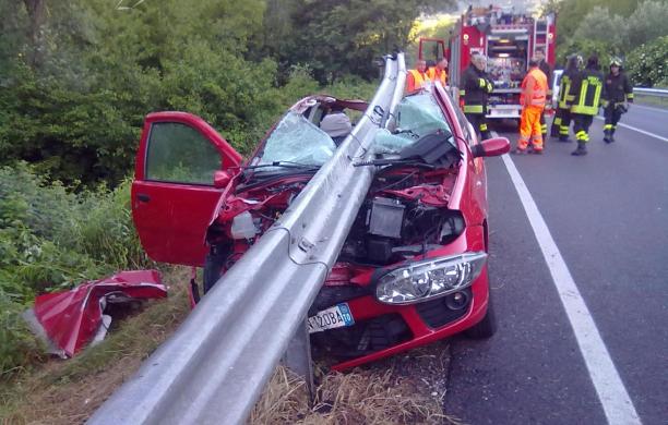 Illesa nell'auto infilzata dal guard-rail