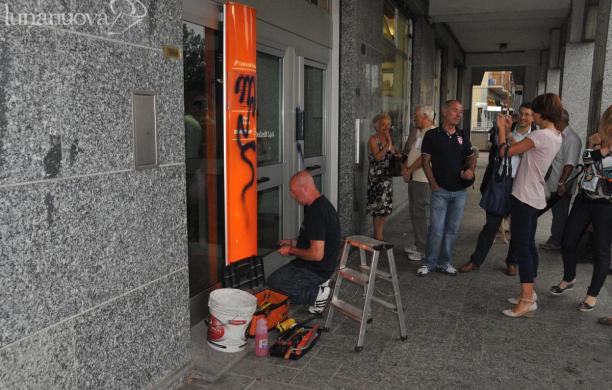 Raid vandalico contro la banca Unicredit