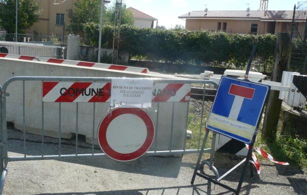 Bufera sul passaggio a livello chiuso