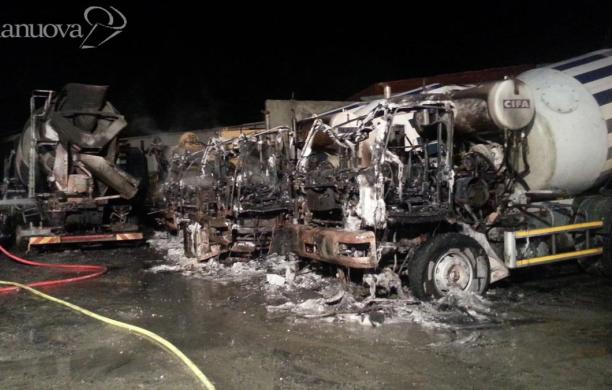 Itinera nel mirino: bruciano camion, betoniere e un'autogru