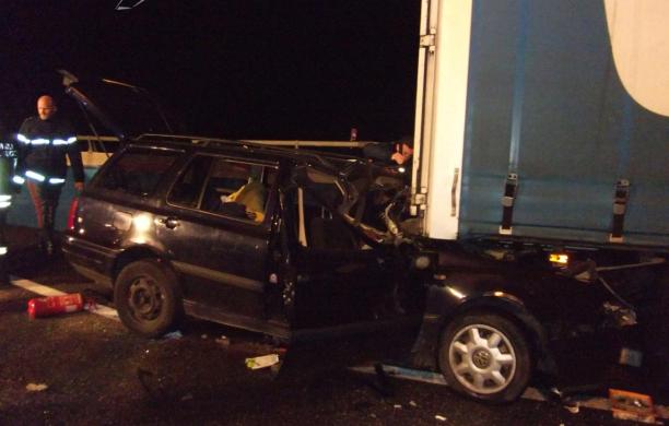 Frejus: auto sotto il tir, muore 29enne romena