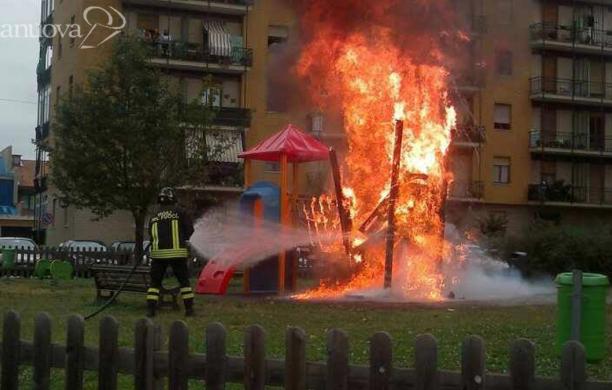 Vandali scatenati danno fuoco ai giochi