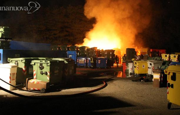 In fiamme i cassonetti del deposito Acsel
