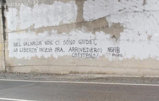 Spuntano scritte che inneggiano a Priebke