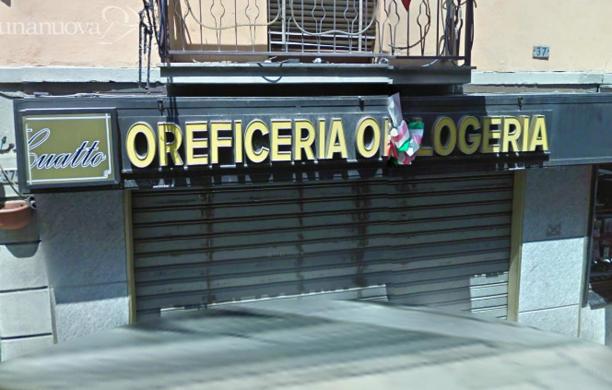 Rapina la gioielleria sfoderando l'accetta