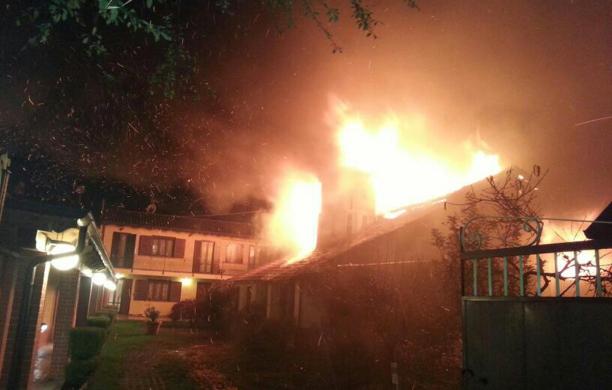 In fiamme una tettoia a Gerbole, attimi di paura