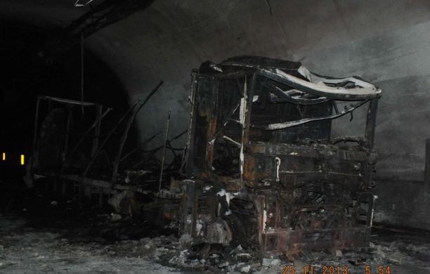 Brucia un tir, tragedia sfiorata nella galleria A32