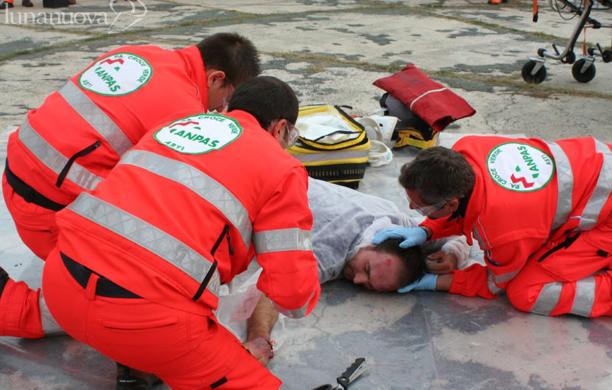 Aggredito mentre presta soccorso a un infartuato