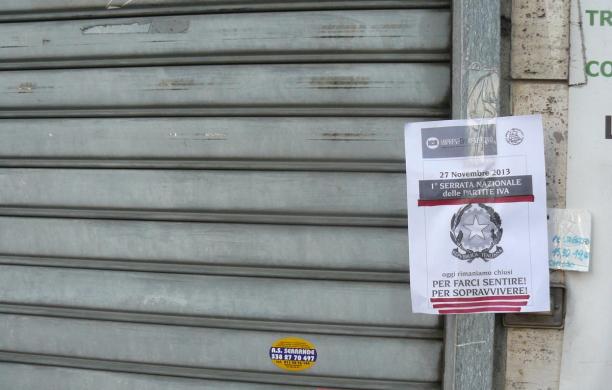 Serrande abbassate contro il governo