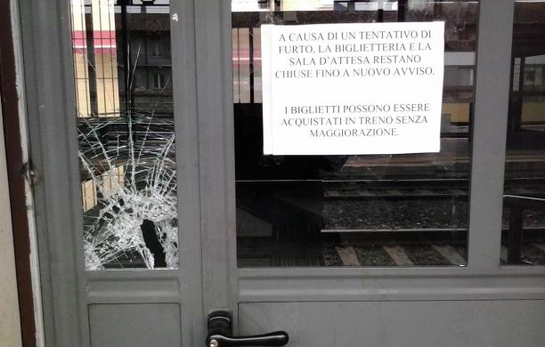 Stazioni ferroviarie prese di mira dai soliti ignoti