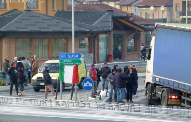9 dicembre: i "forconi" in strada, poche serrande abbassate