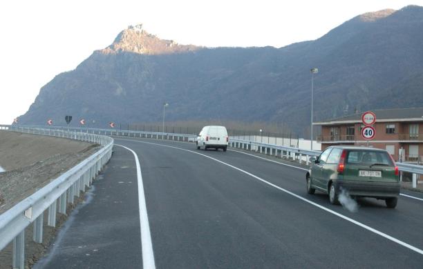 Via ai sovrappassi: apertura "a fari spenti"