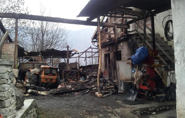 Brace vicino al gas, brucia una villetta