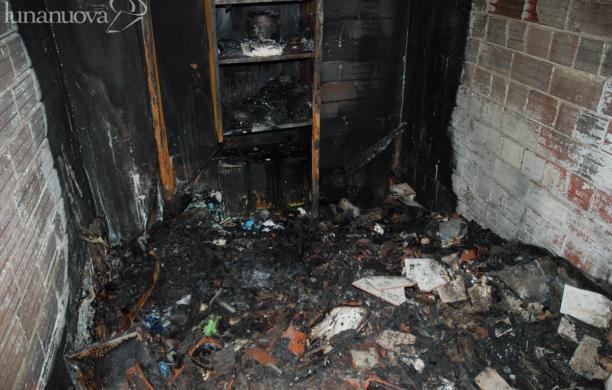 Incendio in cantina, il fumo sale negli appartamenti