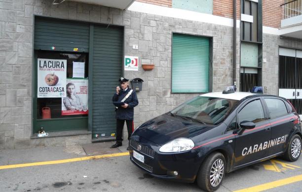 Una molotov davanti alla sede del Pd