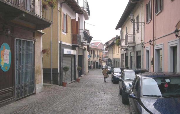 Due cortei e fiaccole contro il 'pizzo'