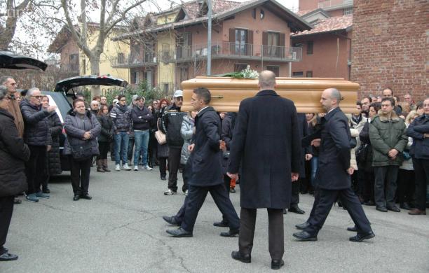 Folla attonita davanti a quattro bare