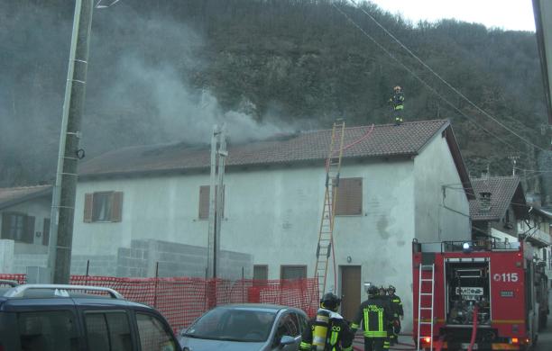 Camino in fiamme, si incendia il tetto
