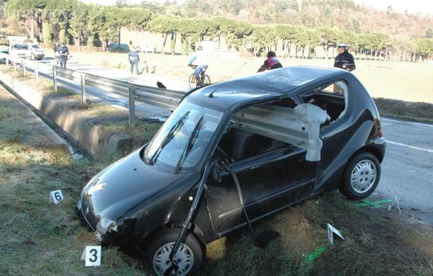 Ferita nell'auto infilzata dal guard-rail