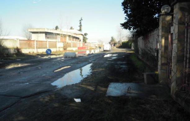 Slalom tra le buche in strada Bottone