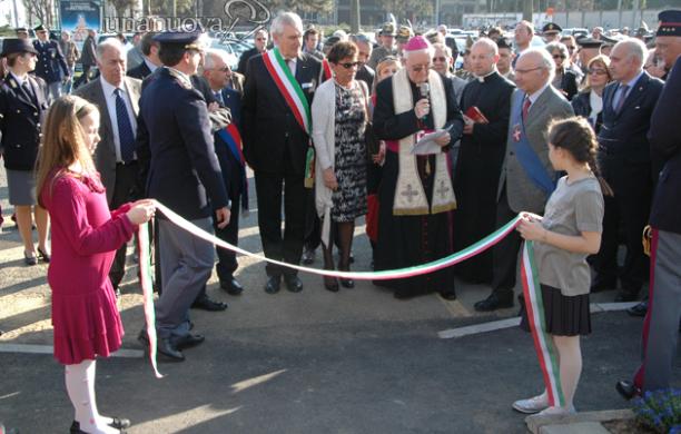 Taglio del nastro per il commissariato