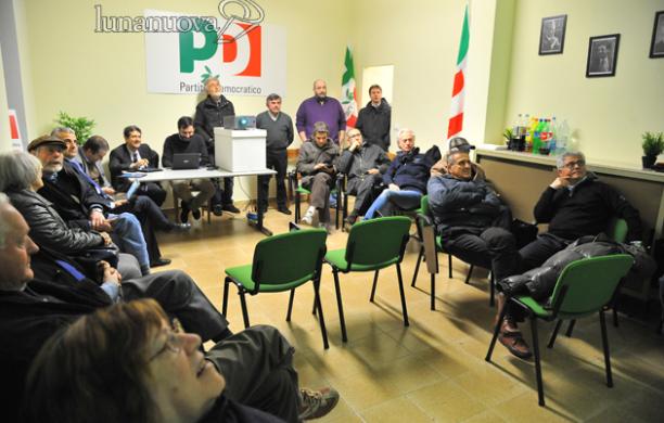 Un grosso petardo davanti alla sede Pd